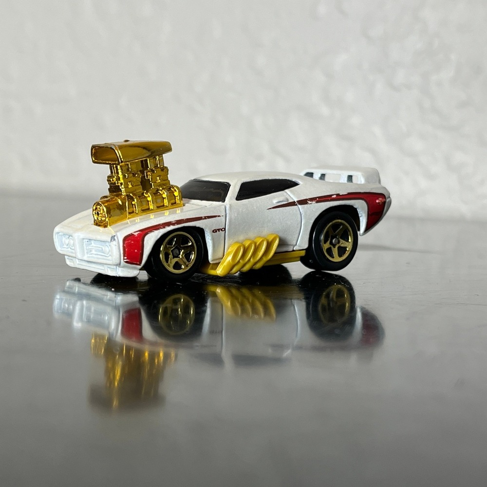 2002 Hot Wheels 1969 Pontiac GTO Judge Kids 1:64 White Gold Blower Custom Muscle